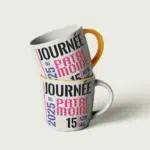 2 mugs aux designs d'un évènement